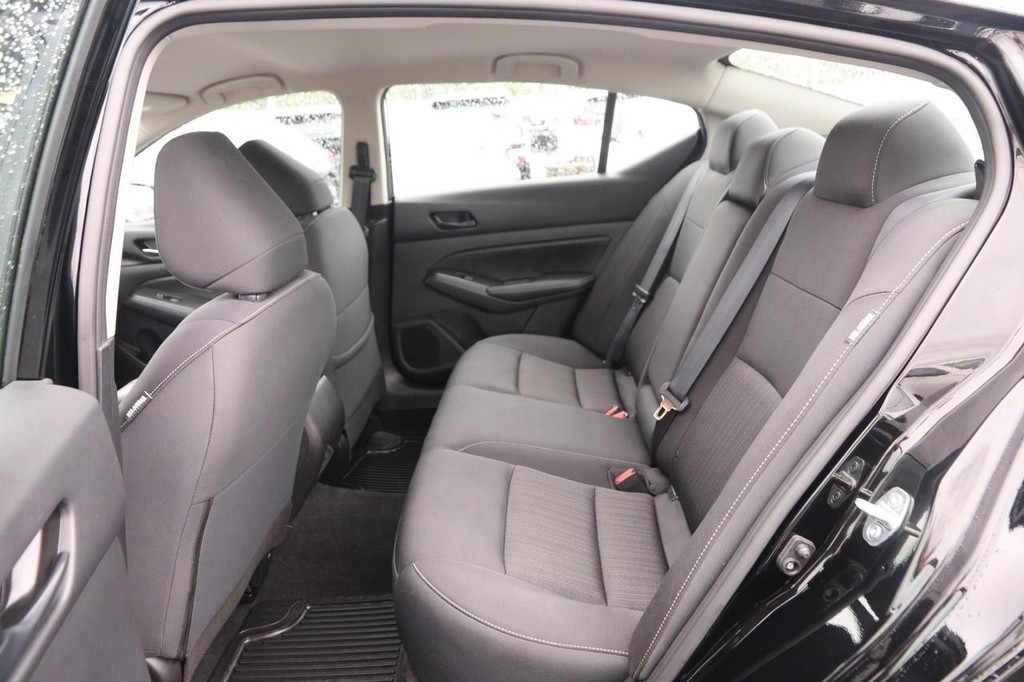 Nissan Altima Vehicle Image 09