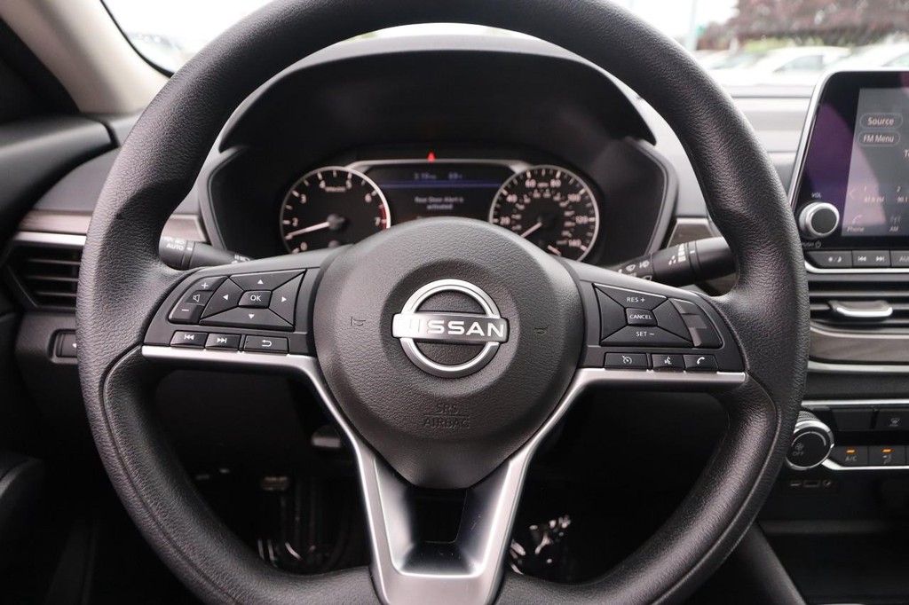 Nissan Altima Vehicle Image 10