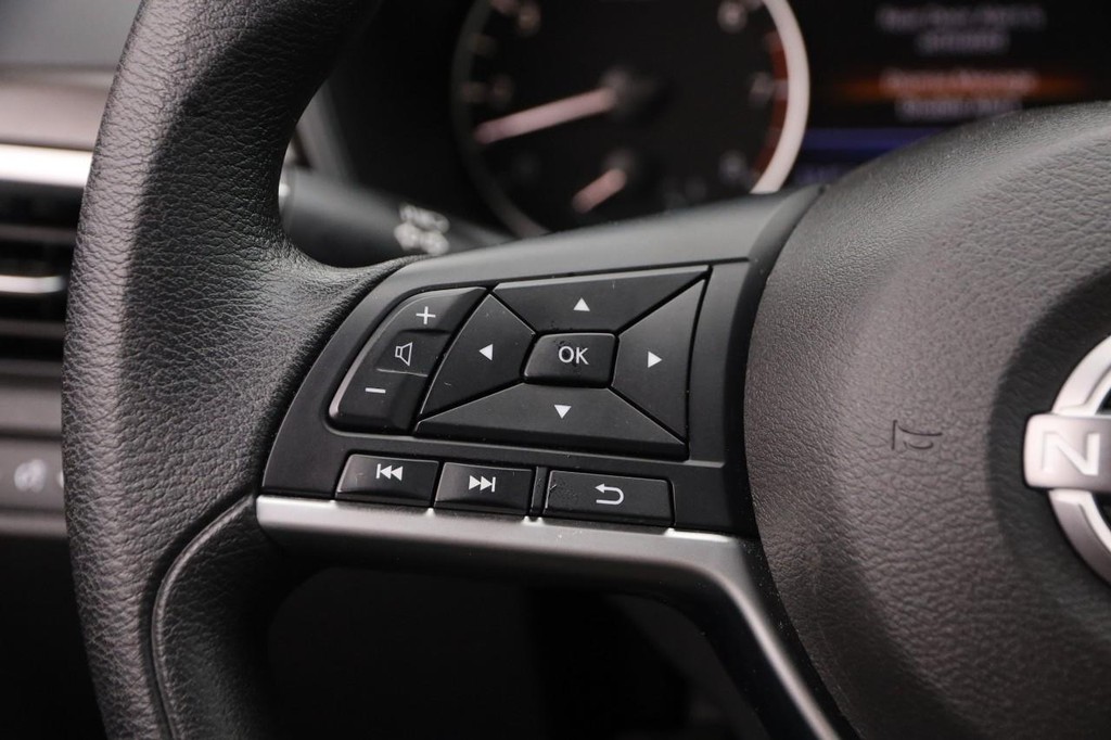 Nissan Altima Vehicle Image 11