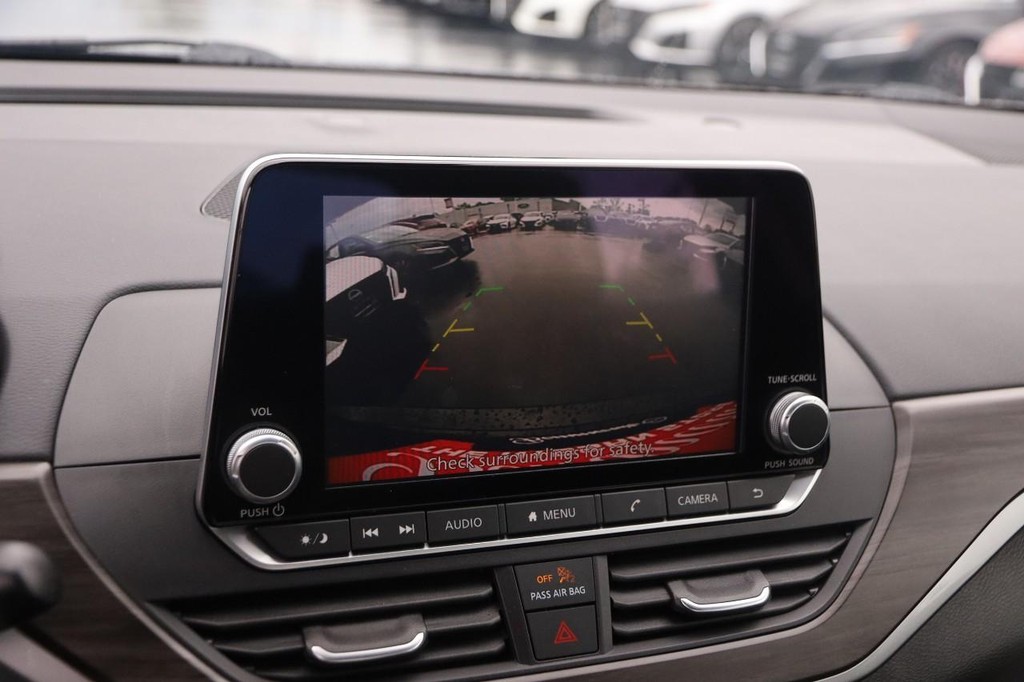Nissan Altima Vehicle Image 16