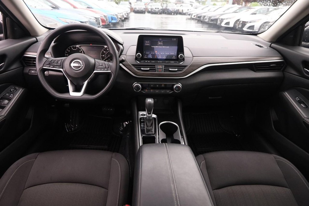 Nissan Altima Vehicle Image 20