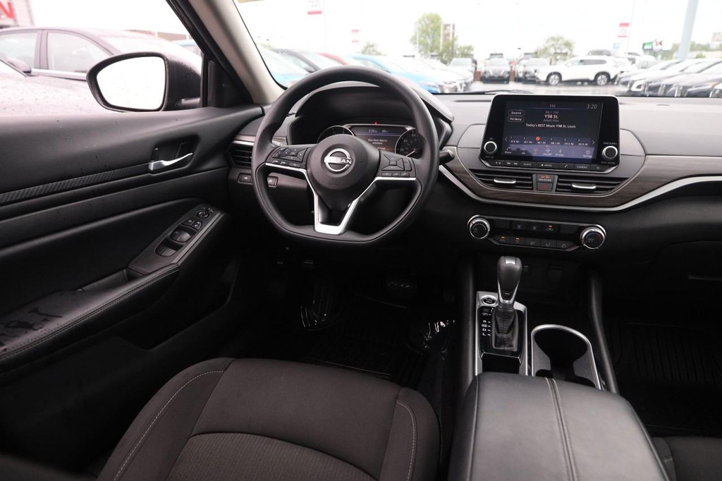 Nissan Altima Vehicle Image 21