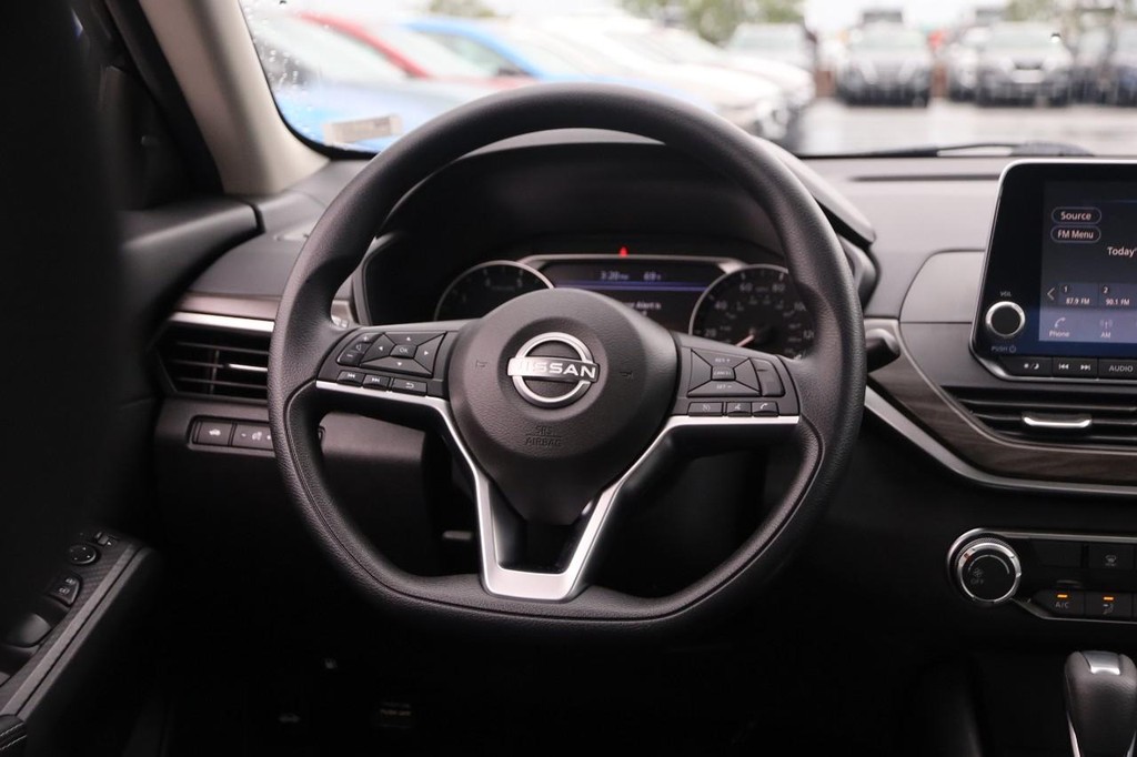 Nissan Altima Vehicle Image 22