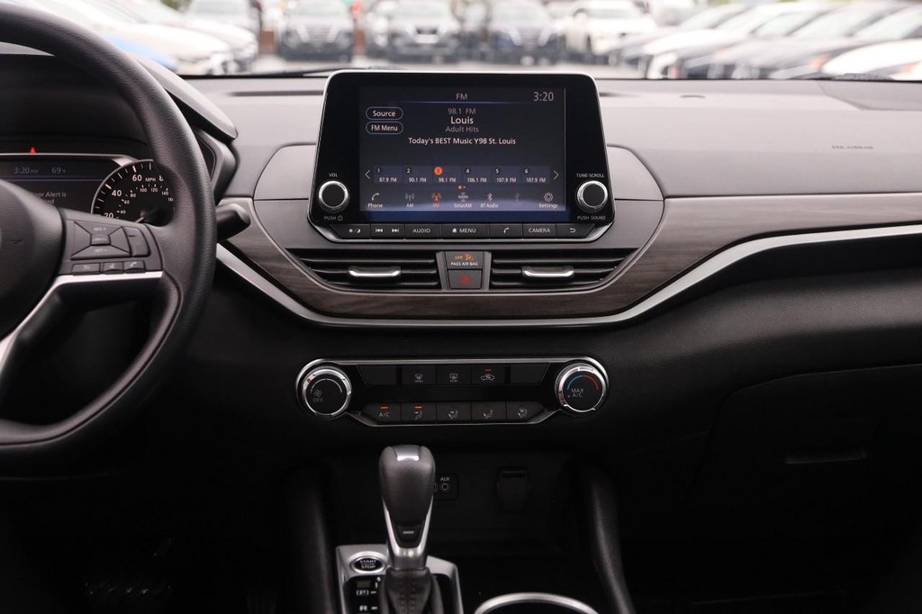 Nissan Altima Vehicle Image 23