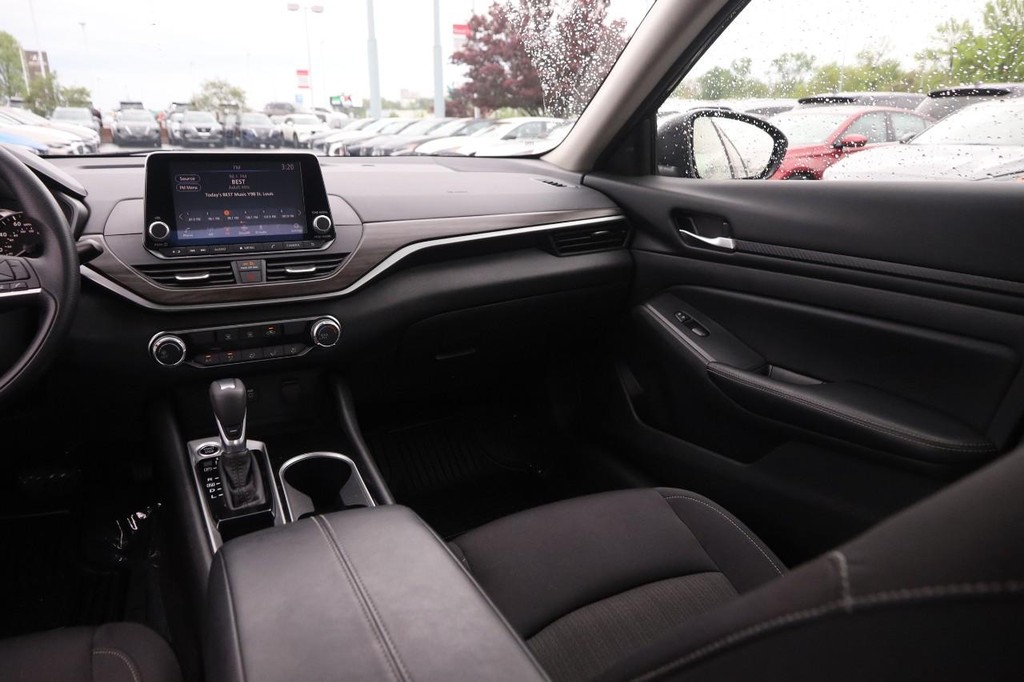 Nissan Altima Vehicle Image 24