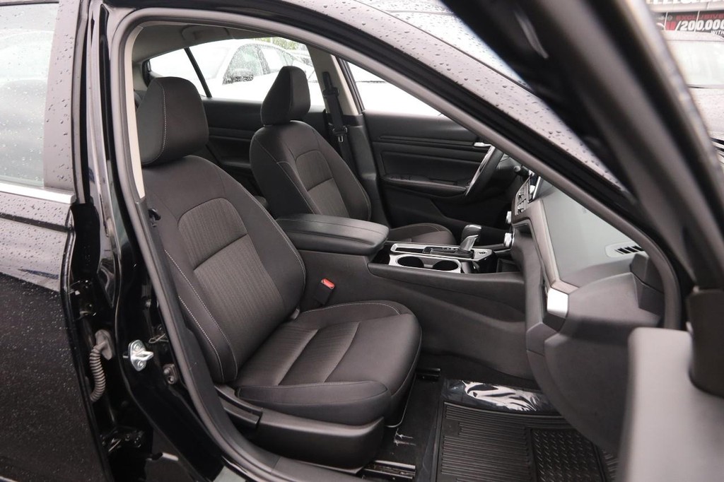 Nissan Altima Vehicle Image 25