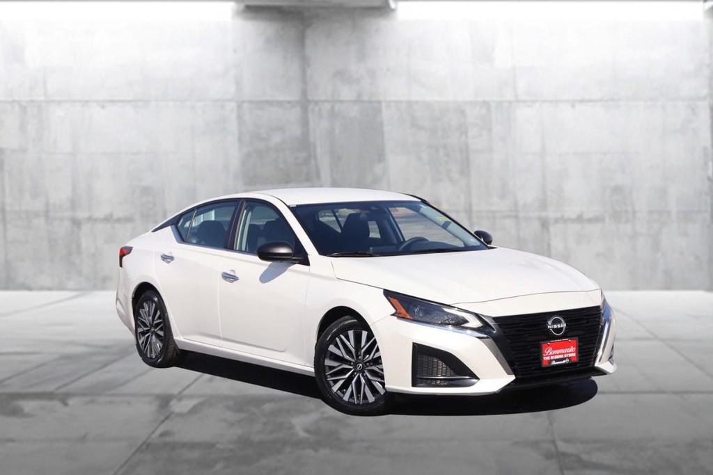 Nissan Altima Vehicle Image 02