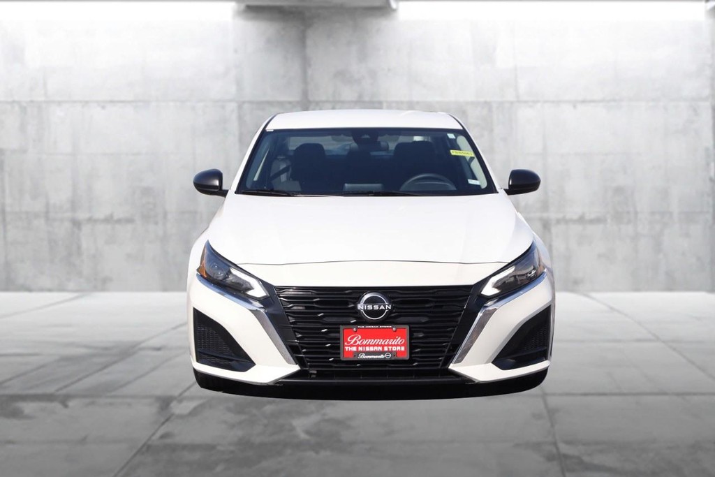 Nissan Altima Vehicle Image 04