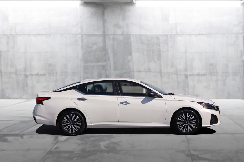 Nissan Altima Vehicle Image 05