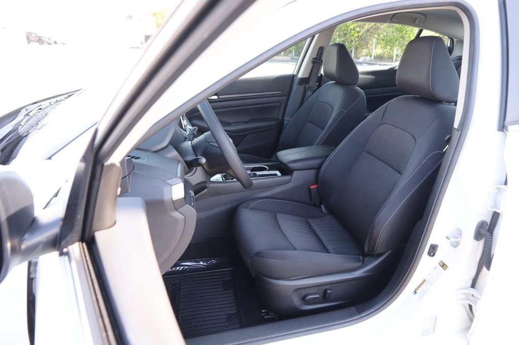 Nissan Altima Vehicle Image 08