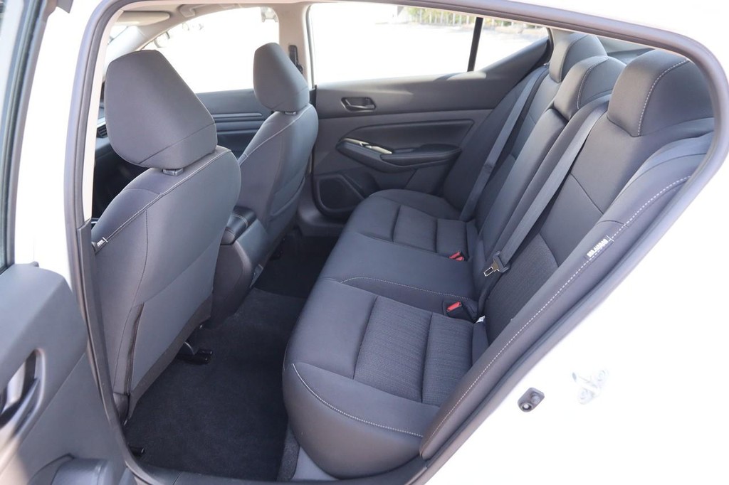 Nissan Altima Vehicle Image 09