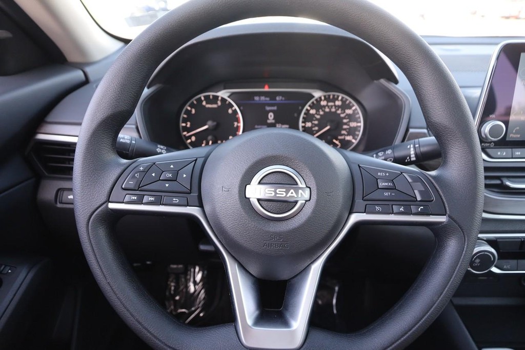 Nissan Altima Vehicle Image 10
