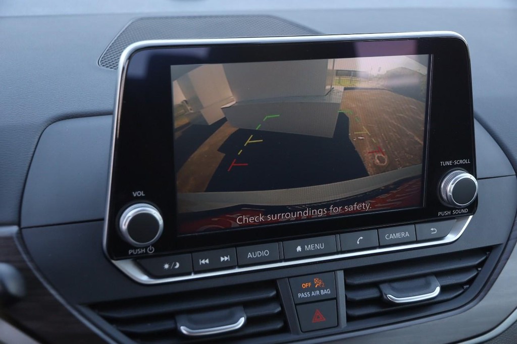 Nissan Altima Vehicle Image 16