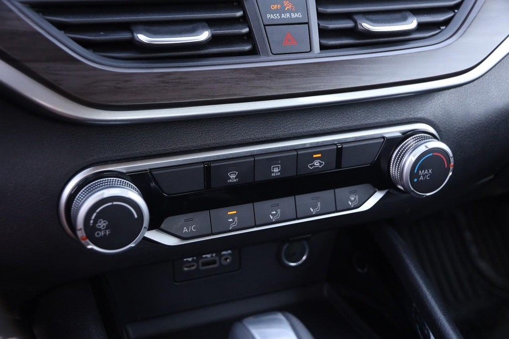 Nissan Altima Vehicle Image 17