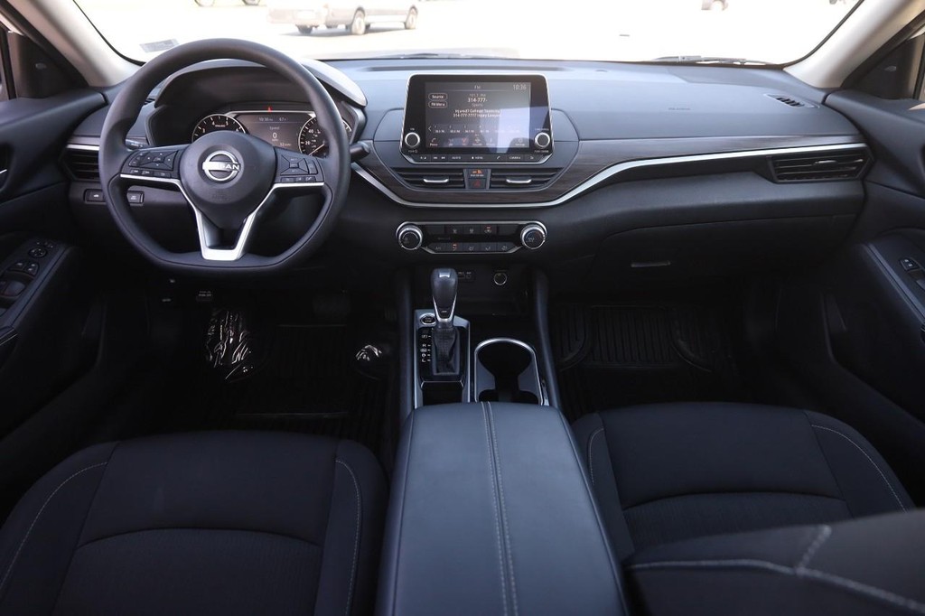 Nissan Altima Vehicle Image 21