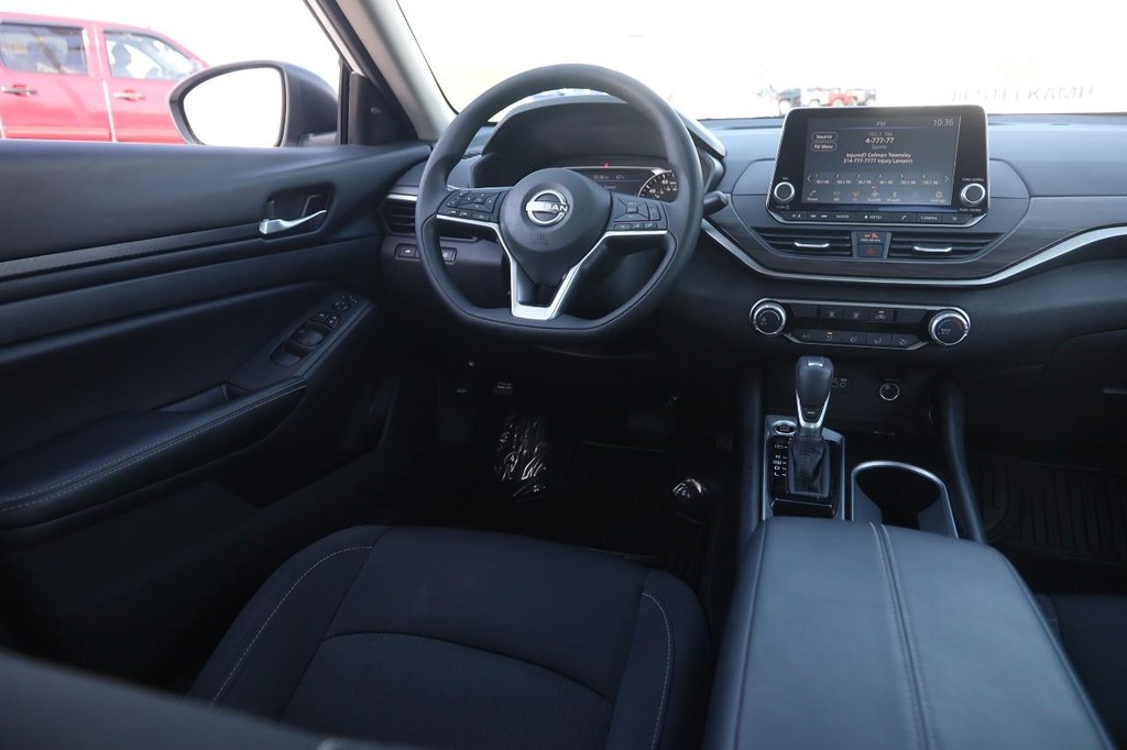 Nissan Altima Vehicle Image 22