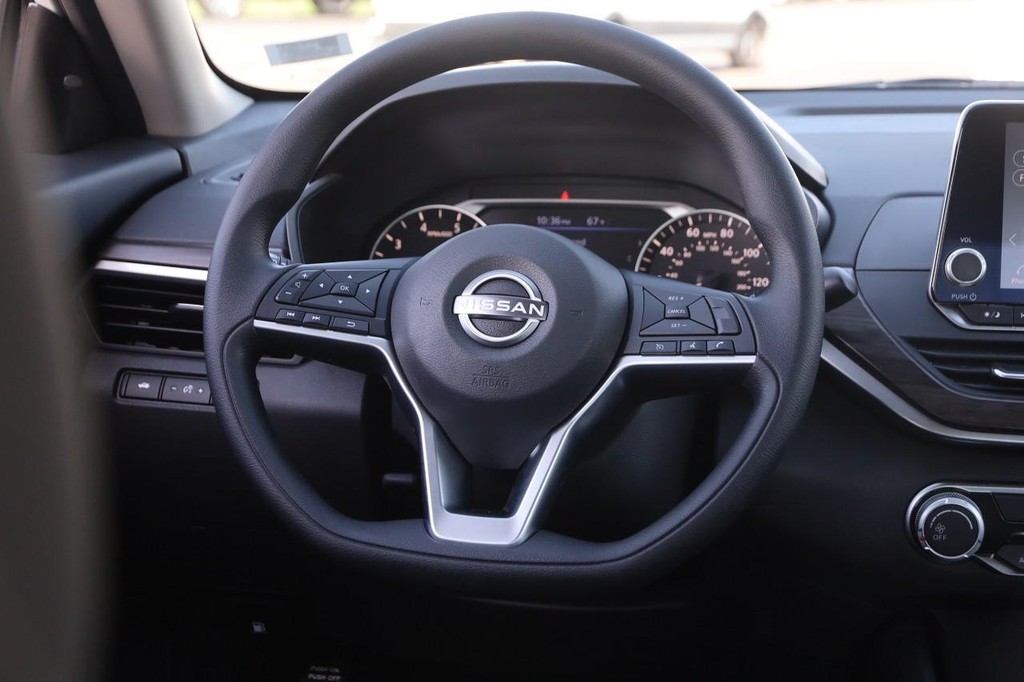 Nissan Altima Vehicle Image 23