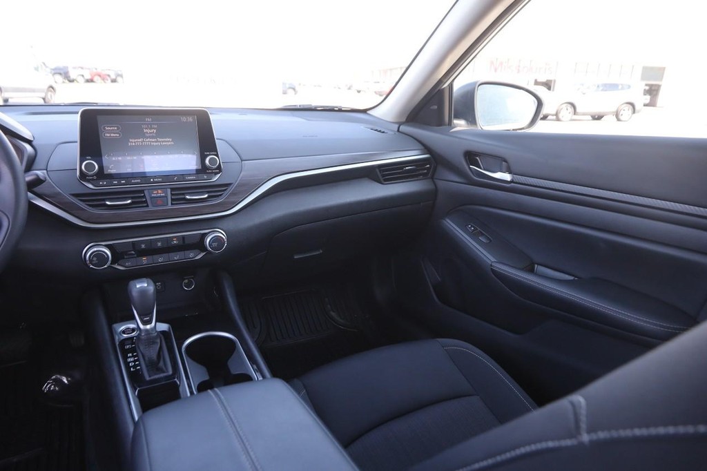 Nissan Altima Vehicle Image 25