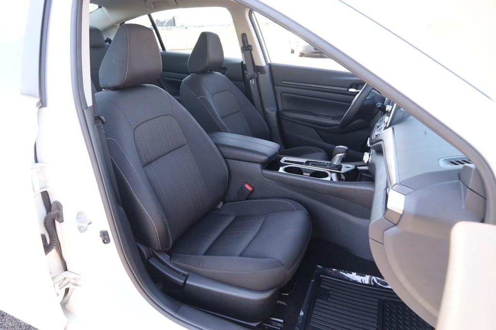 Nissan Altima Vehicle Image 26