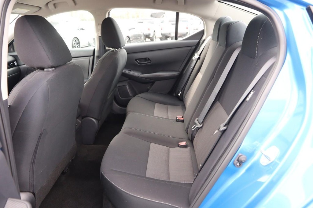 Nissan Sentra Vehicle Image 09