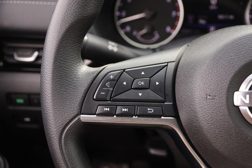 Nissan Sentra Vehicle Image 11