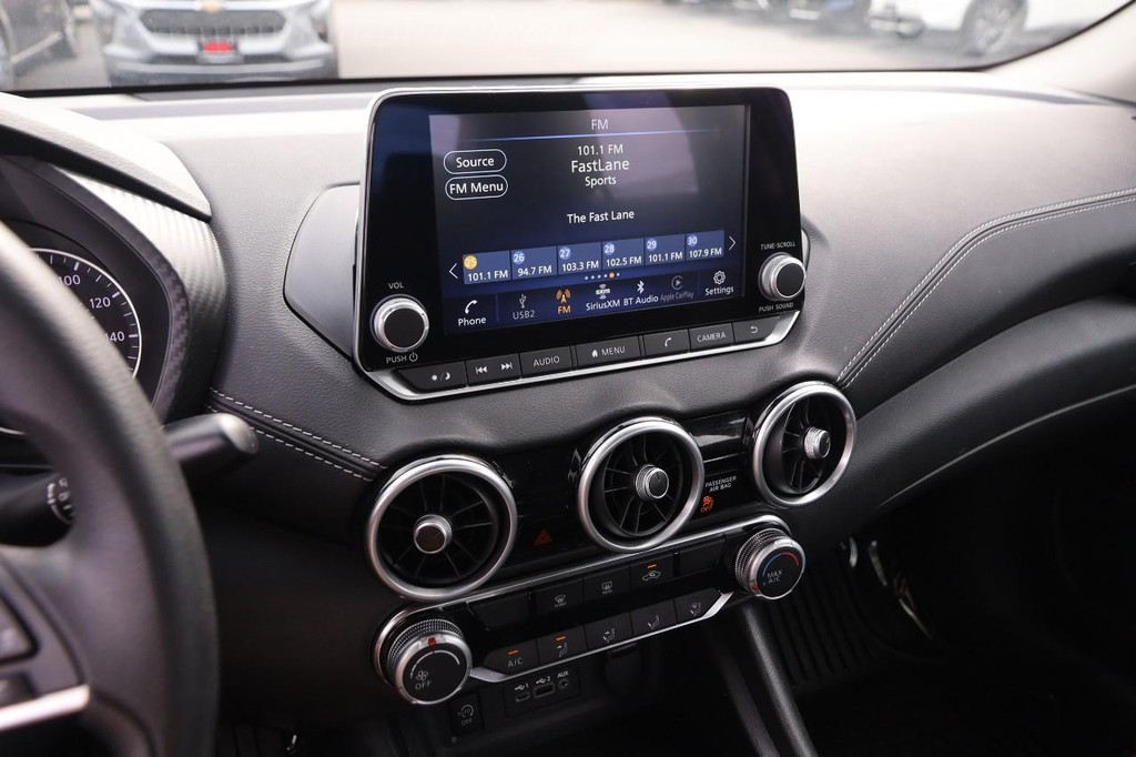 Nissan Sentra Vehicle Image 15