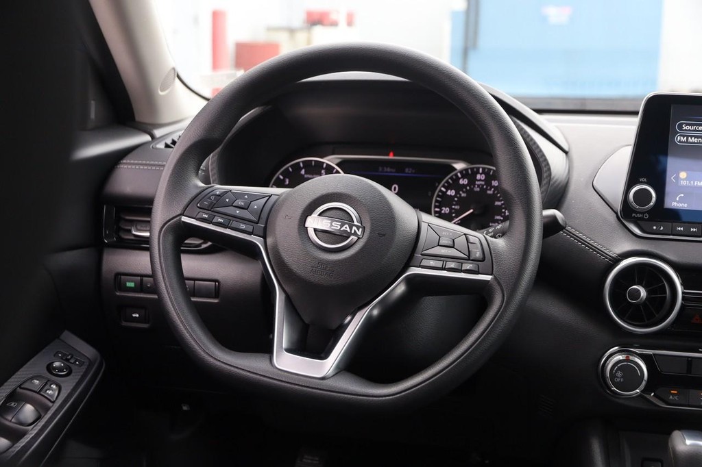 Nissan Sentra Vehicle Image 21