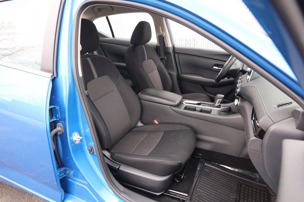 Nissan Sentra Vehicle Image 24