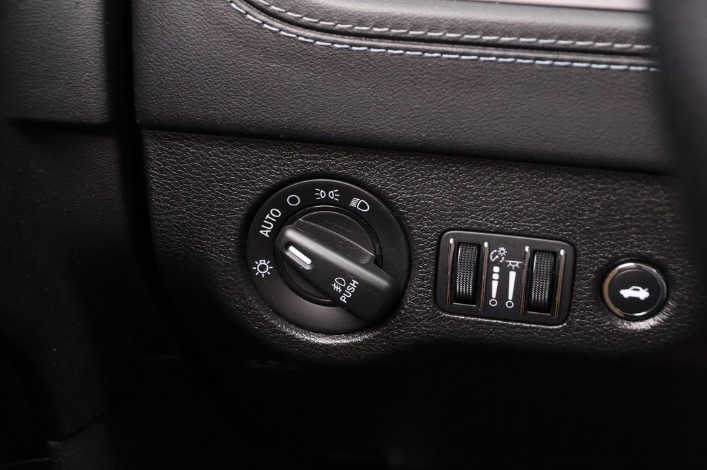 Dodge Charger Vehicle Full-screen Gallery Image 19