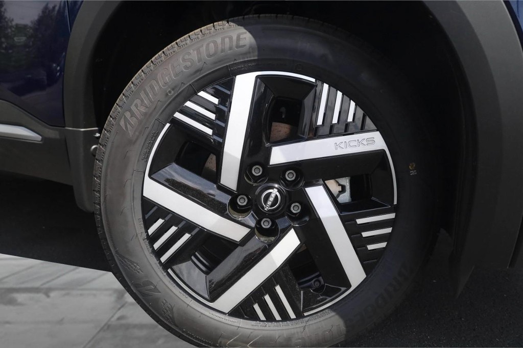 Nissan Kicks Vehicle Full-screen Gallery Image 3