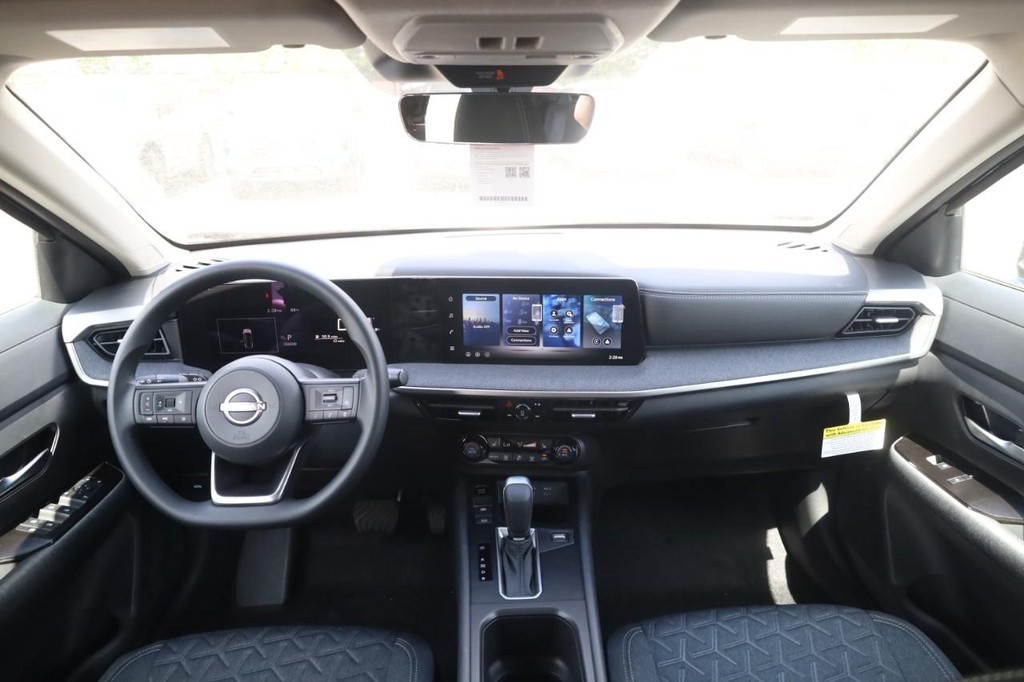 Nissan Kicks Vehicle Full-screen Gallery Image 7