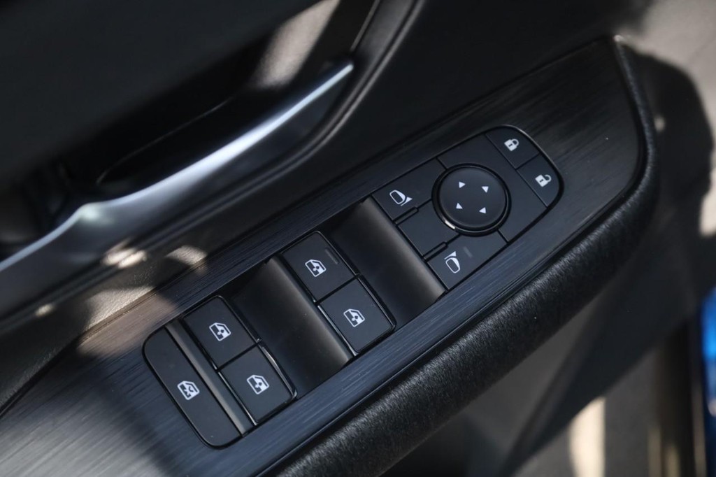 Nissan Kicks Vehicle Full-screen Gallery Image 11