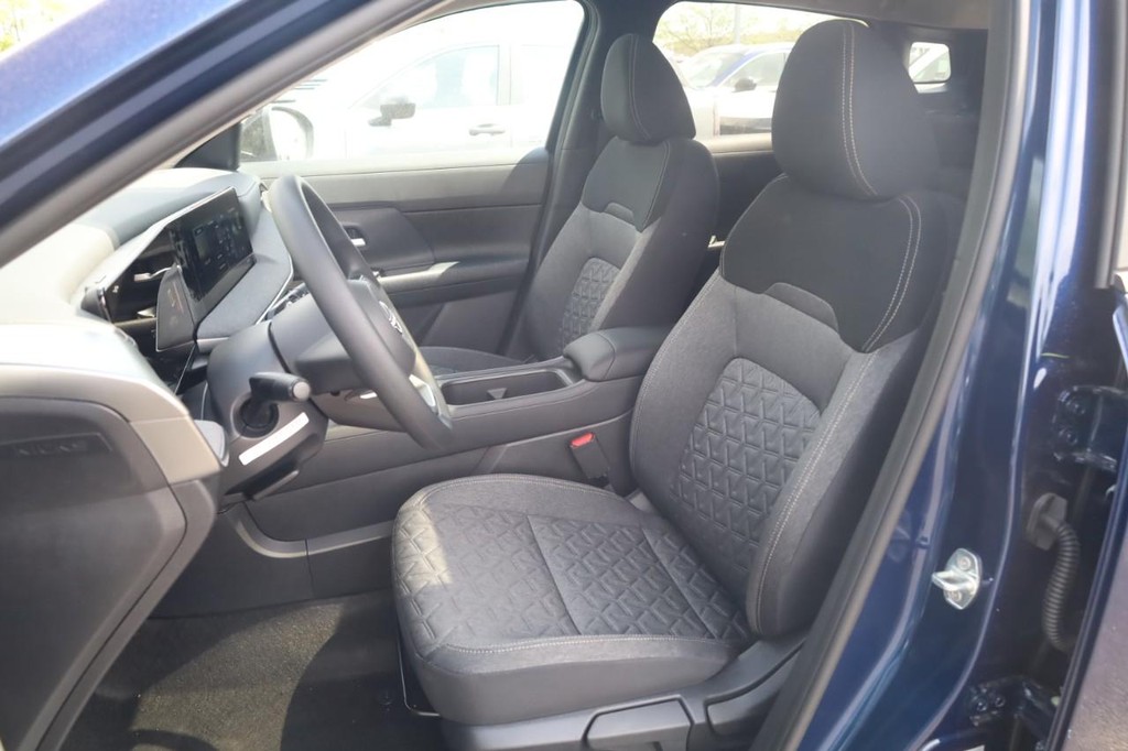 Nissan Kicks Vehicle Full-screen Gallery Image 20