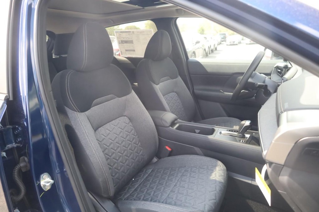 Nissan Kicks Vehicle Full-screen Gallery Image 21