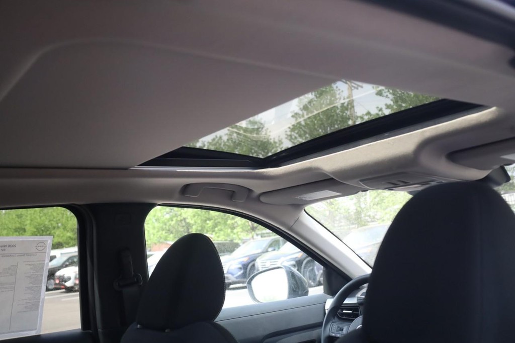 Nissan Kicks Vehicle Full-screen Gallery Image 23