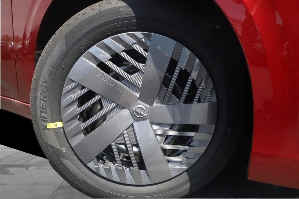 Nissan Sentra Vehicle Image 03