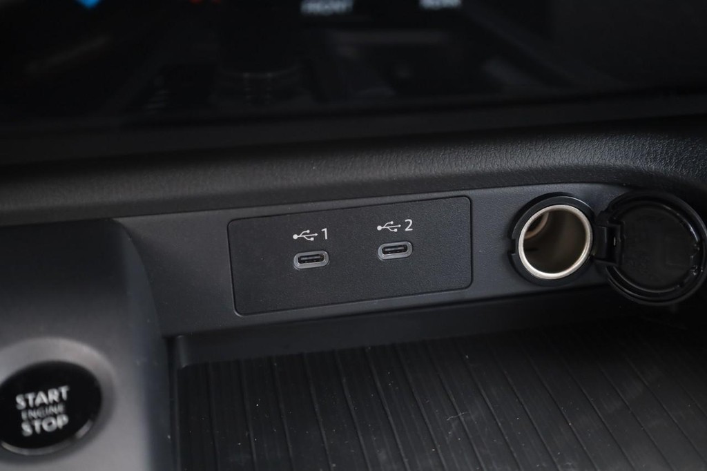 Nissan Sentra Vehicle Image 17