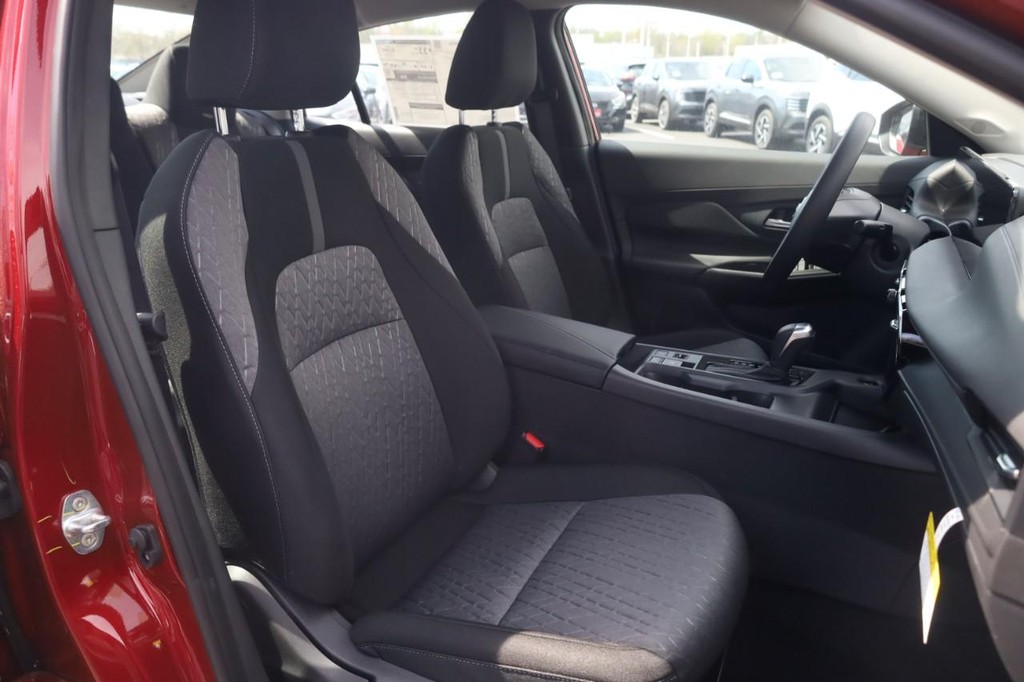 Nissan Sentra Vehicle Image 21