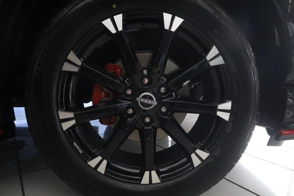 Nissan Armada Vehicle Full-screen Gallery Image 2