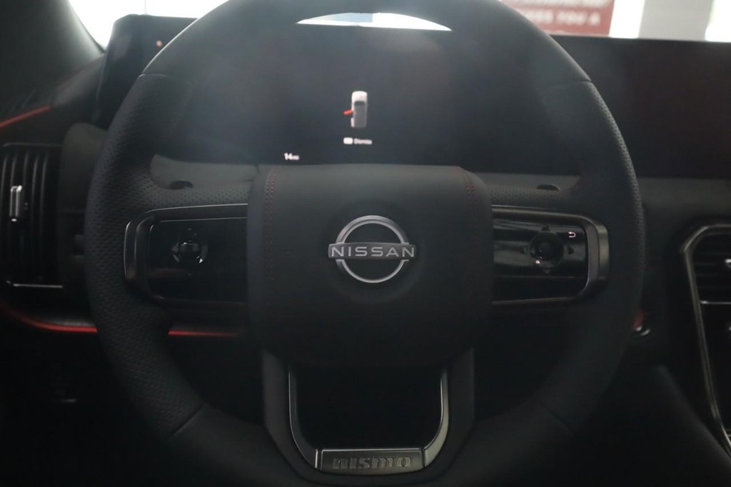 Nissan Armada Vehicle Full-screen Gallery Image 7