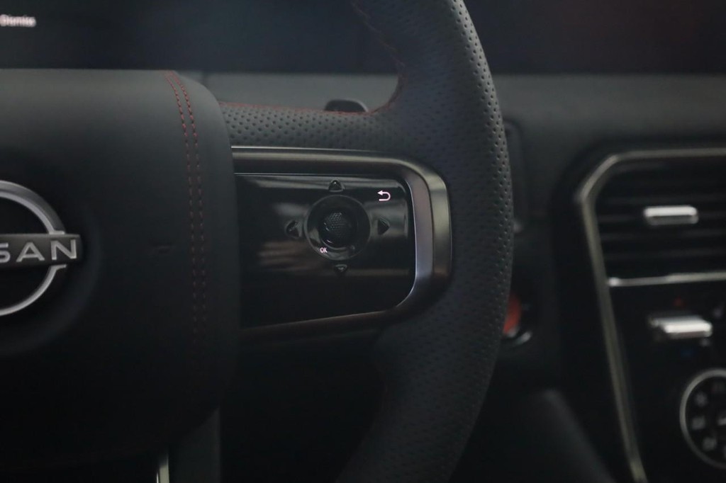 Nissan Armada Vehicle Full-screen Gallery Image 8