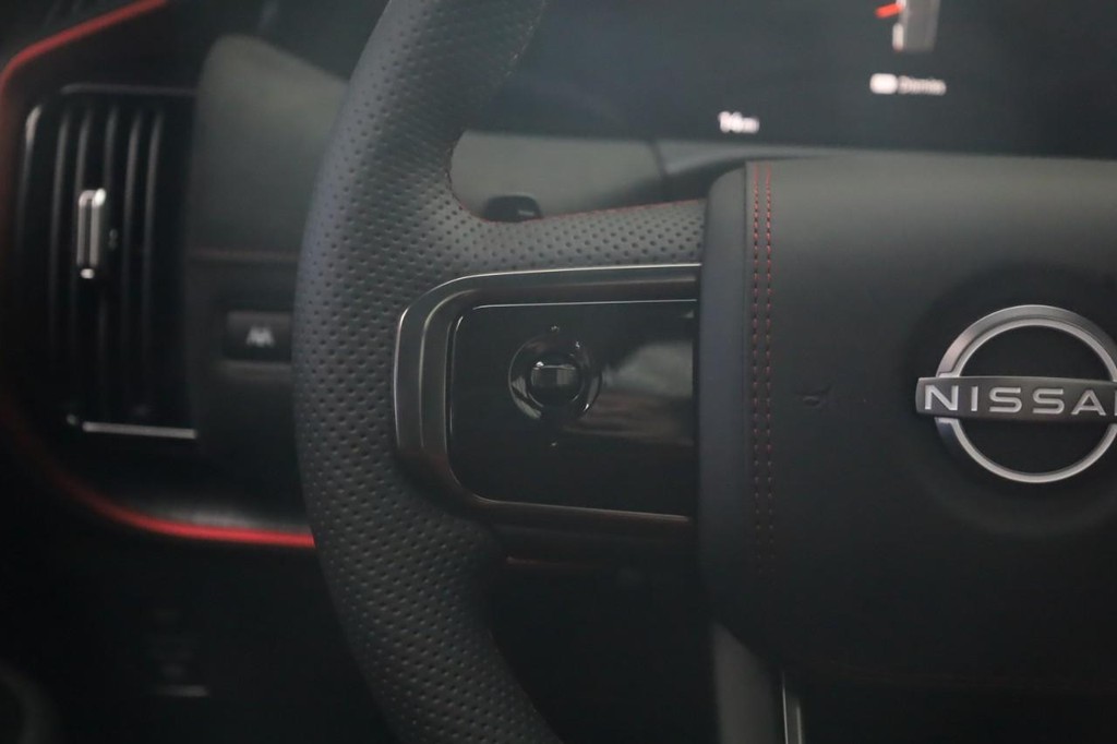 Nissan Armada Vehicle Full-screen Gallery Image 9