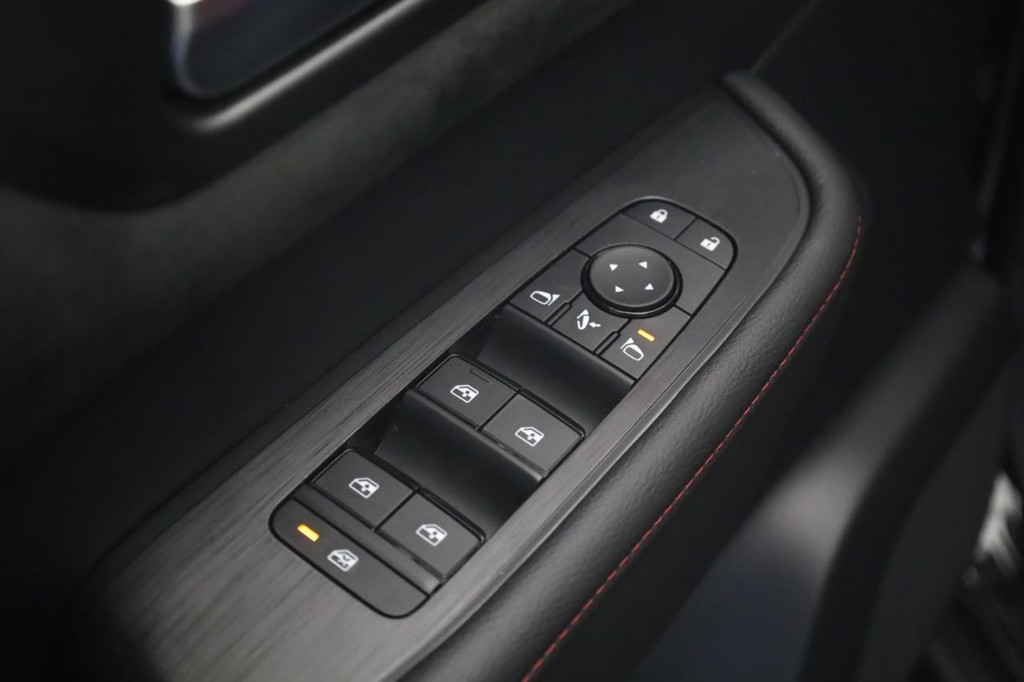 Nissan Armada Vehicle Full-screen Gallery Image 10
