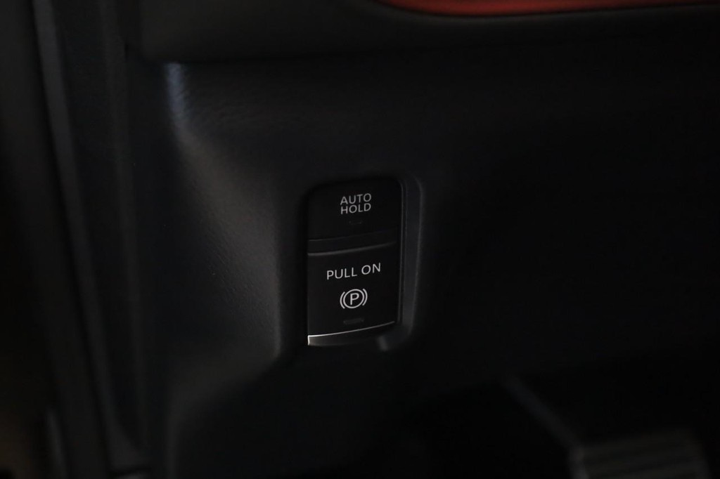 Nissan Armada Vehicle Full-screen Gallery Image 12