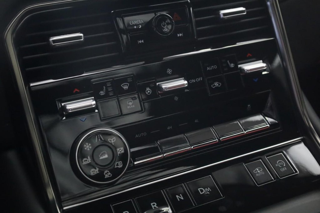 Nissan Armada Vehicle Full-screen Gallery Image 17