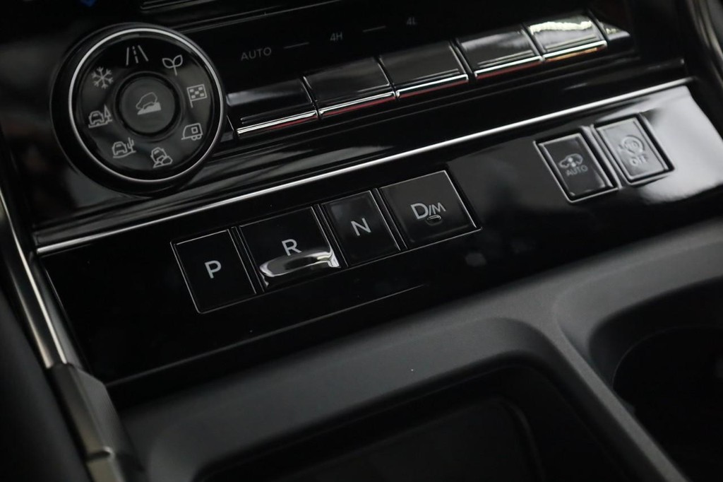 Nissan Armada Vehicle Full-screen Gallery Image 18