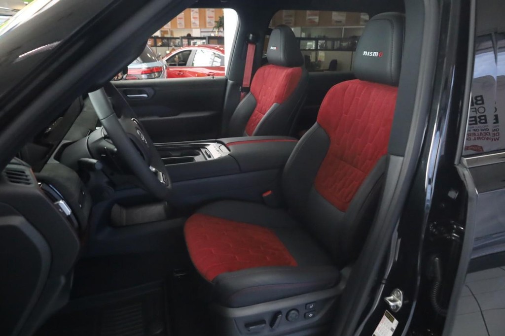 Nissan Armada Vehicle Full-screen Gallery Image 19