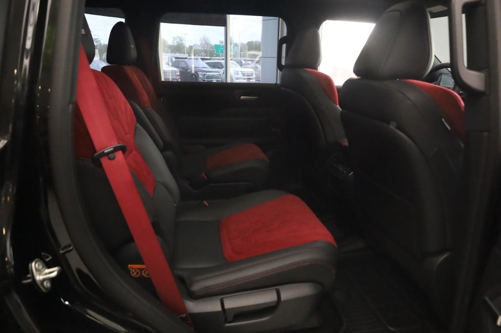 Nissan Armada Vehicle Full-screen Gallery Image 21