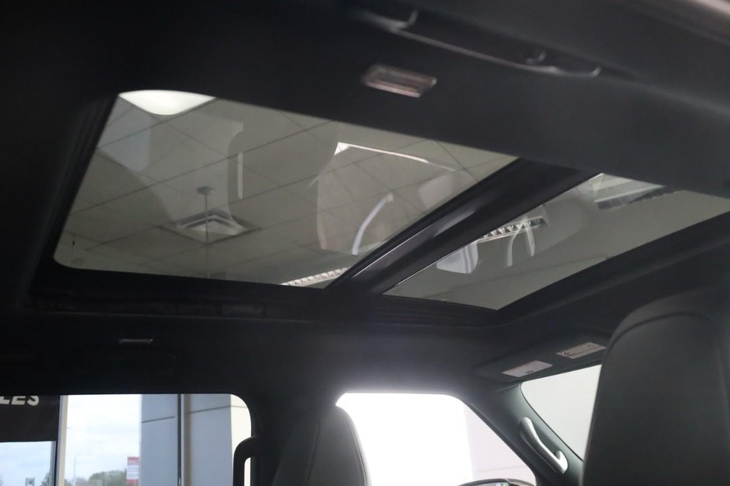 Nissan Armada Vehicle Full-screen Gallery Image 22