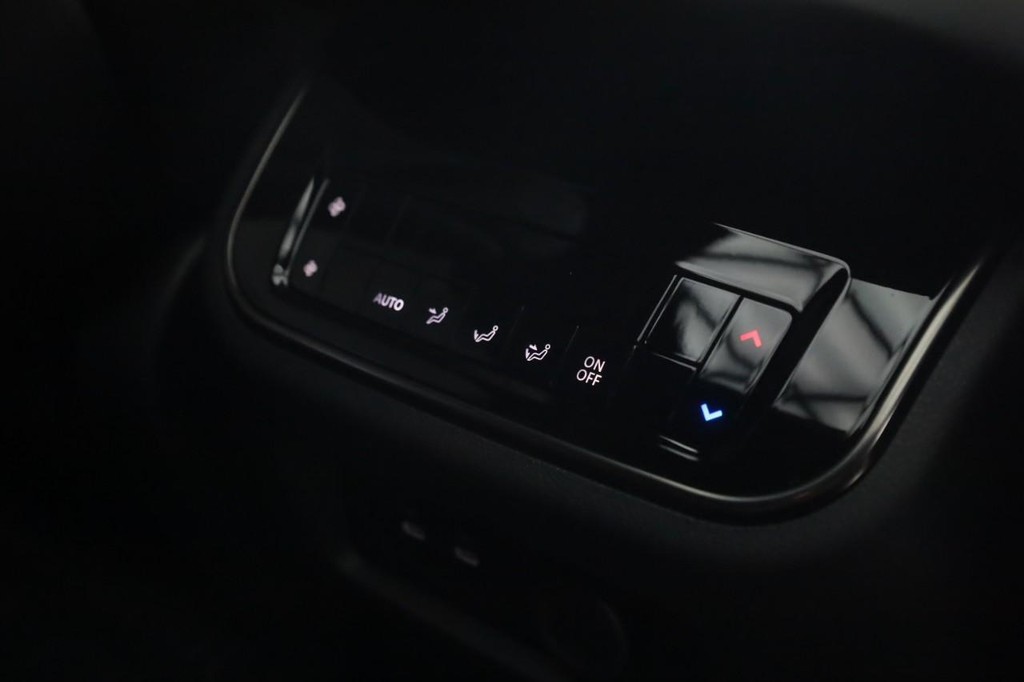 Nissan Armada Vehicle Full-screen Gallery Image 23